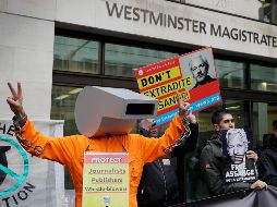 Decenas de personas expresaron su apoyo a Julian Assange afuera del tribunal en Londres. AP/K. Wigglesworth