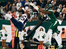 Terrence Brooks (#25) fue uno de cuatro jugadores distintos que interceptó un pase de Sam Darnold anoche para contribuir a la paliza de los Patriots. AFP / A. Bello