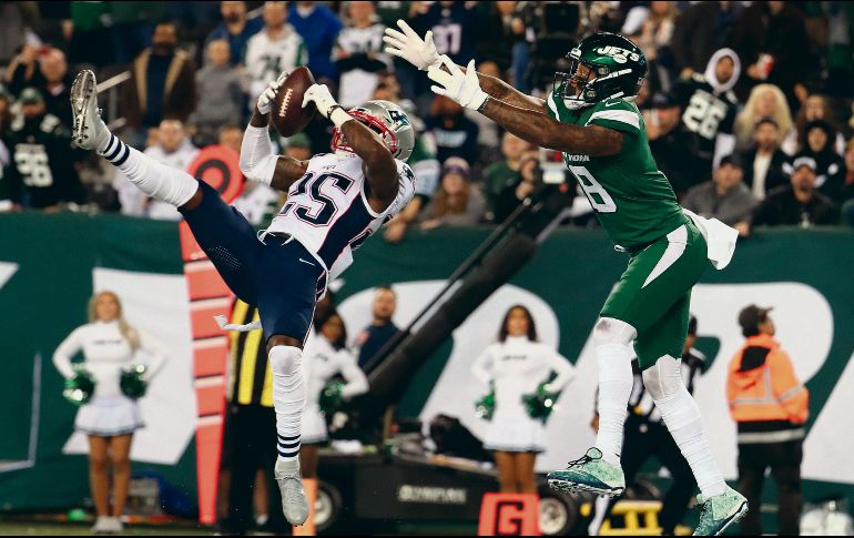 Terrence Brooks (#25) fue uno de cuatro jugadores distintos que interceptó un pase de Sam Darnold anoche para contribuir a la paliza de los Patriots. AFP / A. Bello