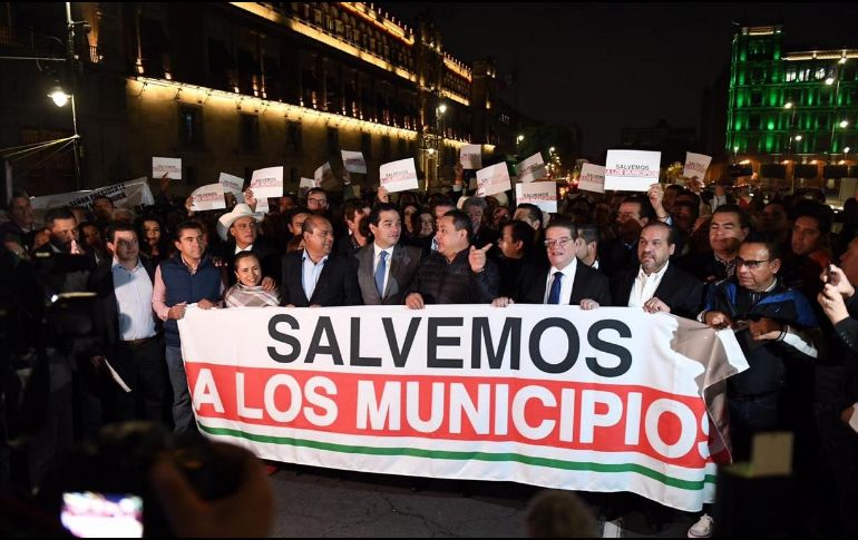 Los manifestantes bloquean el circuito de la Plaza de la Constitución por lo que la circulación al paso vehicular está cerrado. TWITTER / @diputadospan