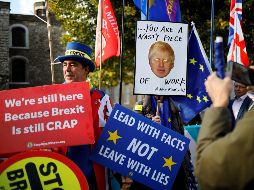 Opositores al Brexit se manifiestan este martes afuera del Parlamento en Londres. AFP/T. Akmen