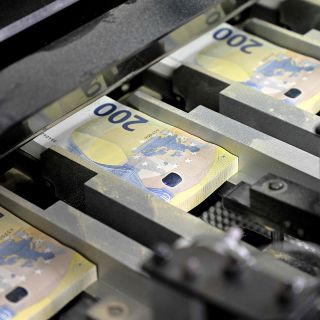 El euro baja por la incertidumbre sobre el "brexit" y tras amenazas Johnson