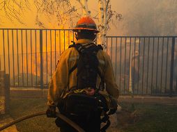 El fuego se propagó a cinco viviendas y causó daños a cuatro vehículos estacionados cerca del siniestro. EFE / ARCHIVO