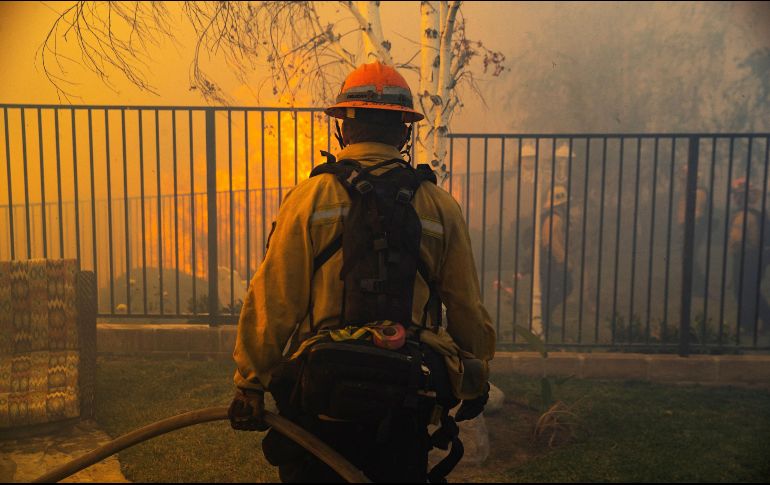 El fuego se propagó a cinco viviendas y causó daños a cuatro vehículos estacionados cerca del siniestro. EFE / ARCHIVO