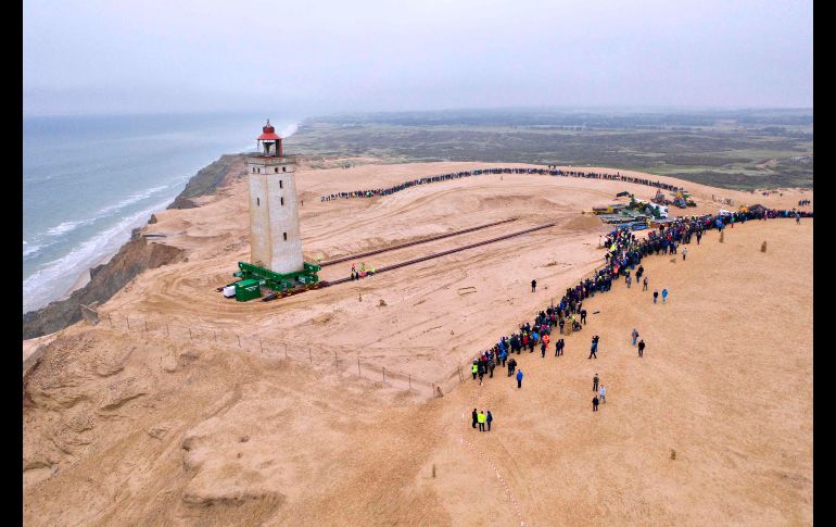El faro Rubjerg Knude estaba hoy a 6 metros de la costa. Hace 120 años, se ubicaba a unos 200 metros. AFP/Ritzau Scanpix/H. Ravn