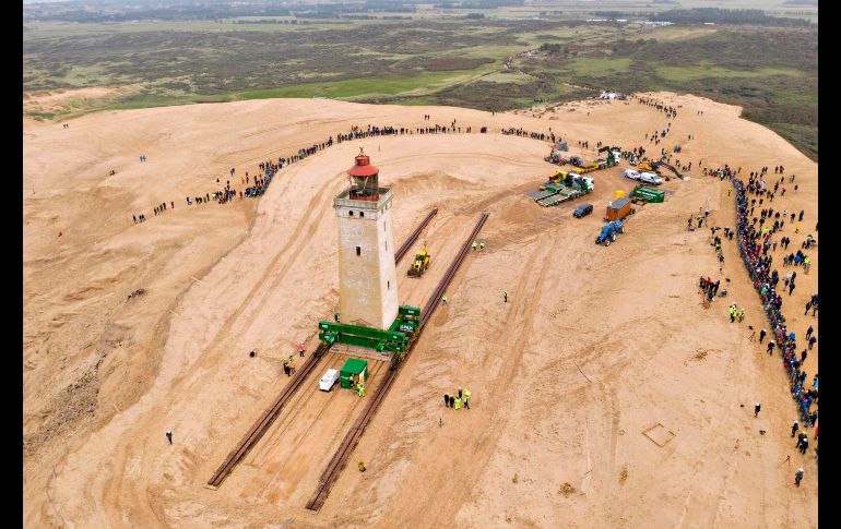Personas acudieron al sitio para ver el desplazamiento. AFP/Ritzau Scanpix/H. Ravn
