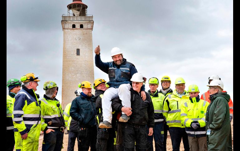 Trabajadores celebran tras completar el traslado. AFP/Ritzau Scanpix/H. Ravn