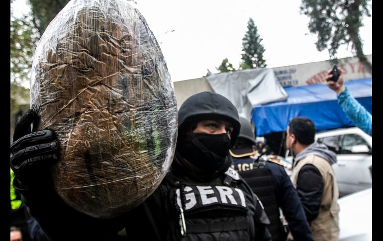 Un policía traslada parte de las aproximadamente 2.5 toneladas de mariguana aseguradas en el operativo. NTX/E. Álvarez