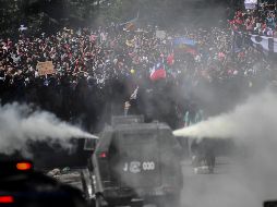 Policías intentan dispersar a manifestantes este martes en Santiago. AFP/M. Bernetti