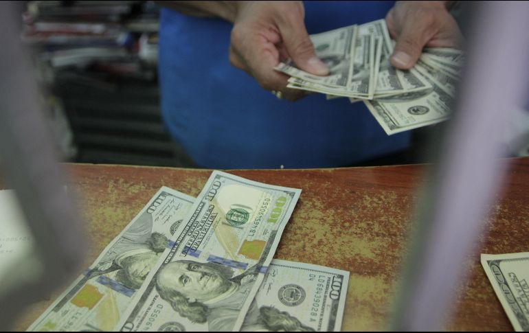 El billete verde se compró en un mínimo de 17.95 pesos en bancos de la Ciudad de México. EL INFORMADOR/ARCHIVO