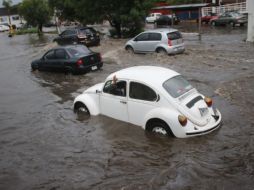 Entre las calles Melchor Ocampo y Pino Suárez el agua alcanzó los 40 centímetros de altura. ESPECIAL / Bomberos de Zapopan
