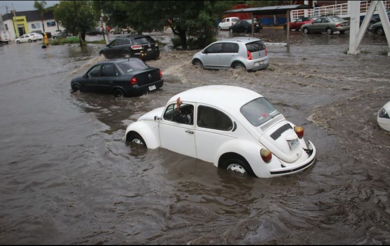 Entre las calles Melchor Ocampo y Pino Suárez el agua alcanzó los 40 centímetros de altura. ESPECIAL / Bomberos de Zapopan