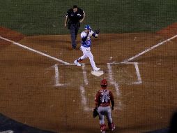 Dariel Álvarez pisa le home para marcar la única carrera del partido, producto de un jonrón en la baja de la quinta entrada. EL INFORMADOR/F. Atilano