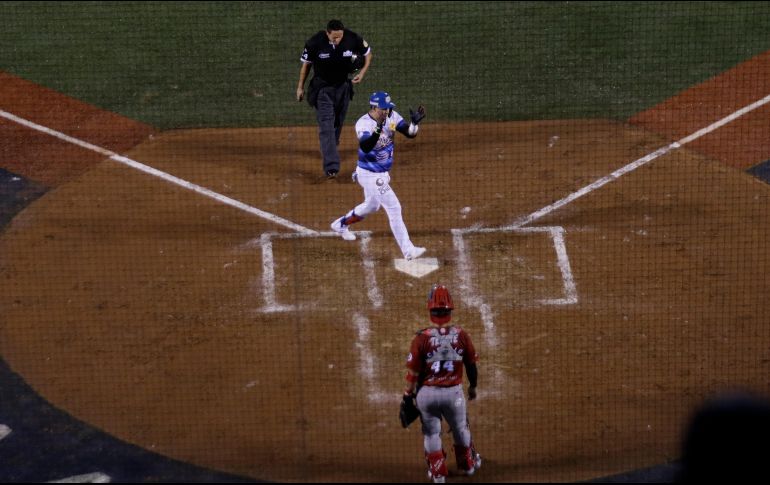 Dariel Álvarez pisa le home para marcar la única carrera del partido, producto de un jonrón en la baja de la quinta entrada. EL INFORMADOR/F. Atilano