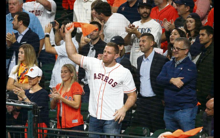 J.J. Watt, de los Texans, apoyó con todo a los Astros. AFP / B. Levey