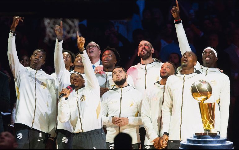 Previo al arranque del juego, jugadores de Toronto observan la develación del banderín de campeones. AP