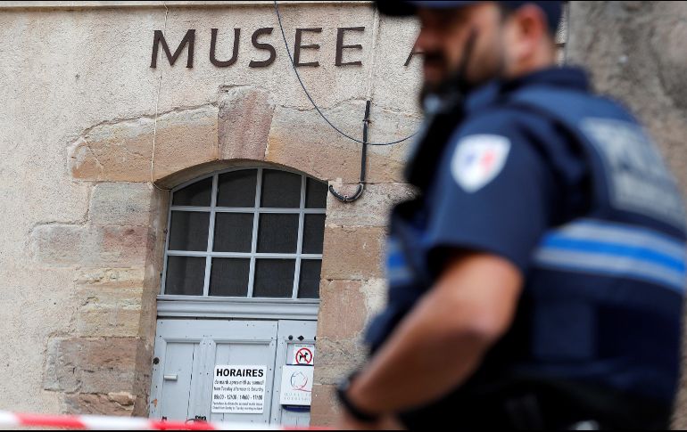 El hombre, que aún no ha sido identificado, escribió en las paredes del museo amenazas en árabe: 