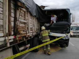 Chocan camión de pasajeros y tráiler en carretera a Tepic; hay 12 lesionados