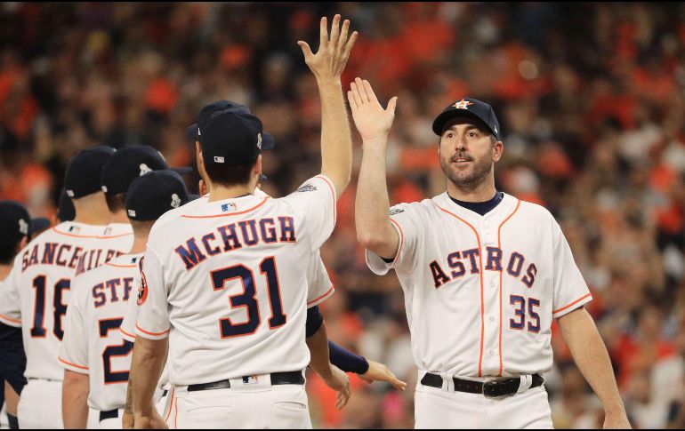 Justin Verlander (D) buscará convertirse en el serpentinero con más ponches en postemporada, de momento a tres del legendario John Smoltz. AFP / ARCHIVO