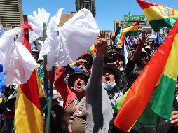 Sectores afines al gobierno pertenecientes a la Conalcam realizan una marcha este miércoles en defensa de la democracia y para expresar su respaldo al presidente Evo Morales, en La Paz. EFE/M. Alipaz