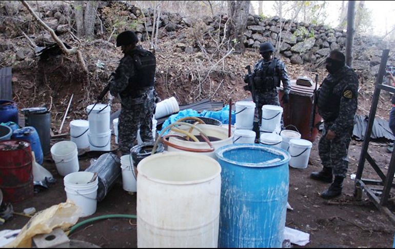 En el laboratorio fueron decomisados cinco reactores para síntesis orgánica, así como miles de litros de sustancias químicas desconocidas y sosa cáustica. NTX/ARCHIVO