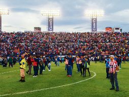 Los desmanes en la tribuna del estadio potosino obligaron a los asistentes a invadir la cancha en el duelo San Luis-Querétaro. IMAGO7
