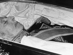 En noviembre de 1975 el cuerpo de Franco yació en capilla ardiente en el palacio de El Pardo en Madrid. GETTY IMAGES
