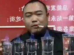 Liu mezcla vodka, whisky, vino tinto, cerveza y un huevo crudo, y se lo bebe como si fuera agua. Liu Shichao