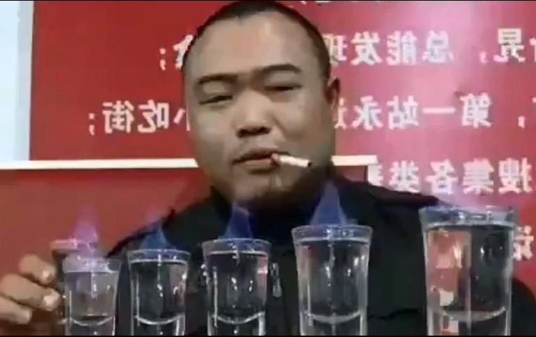 Liu mezcla vodka, whisky, vino tinto, cerveza y un huevo crudo, y se lo bebe como si fuera agua. Liu Shichao