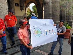 Alrededor de 20 franeleros afiliados a la asociación civil Operadores de Limpieza y Trabajadores Independientes (OLTI) se manifestaron a las afueras del Ayuntamiento de Guadalajara. EL INFORMADOR/ J. Armendáriz