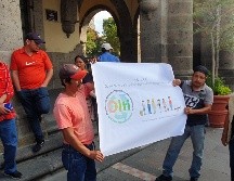 Alrededor de 20 franeleros afiliados a la asociación civil Operadores de Limpieza y Trabajadores Independientes (OLTI) se manifestaron a las afueras del Ayuntamiento de Guadalajara. EL INFORMADOR/ J. Armendáriz