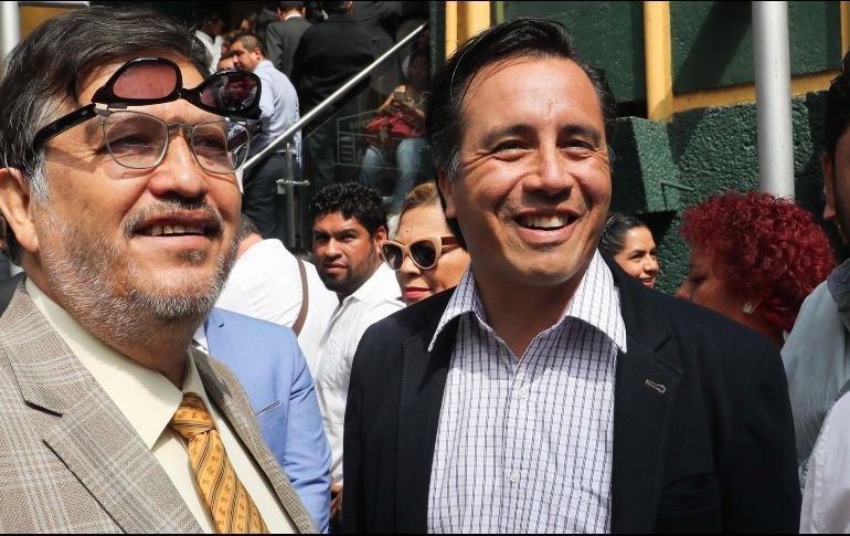 Cuitlahuac García (d) aseguró que se han reducido en un 34 por ciento los homicidios dolosos en Veracruz. SUN/ARCHIVO