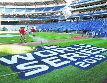 Trabajadores dan los últimos toques al Nationals Park para el juego de esta noche. AP