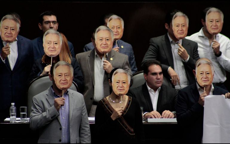 Legisladores panistas subieron a la tribuna con máscaras de la cara de Bartlett y con la leyenda: “Secretaria: ¿Así puede ver lo que todos vemos? #BartlettBienesRaíces”. NOTIMEX/R. Solís