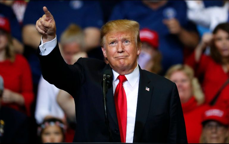 Trump jugó beisbol en la escuela secundaria en la Academia Militar de Nueva York y ha realizado el primer lanzamiento ceremonial en varios juegos de Grandes Ligas. AP / ARCHIVO