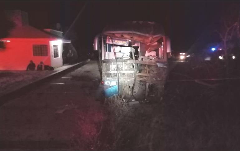 El percance se registró la noche de ayer jueves en el kilómetro 73 de la carretera estatal 429, que conduce de El Grullo a Ciudad Guzmán. ESPECIAL / Protección Civil Jalisco