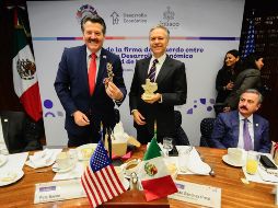 El acuerdo fue signado por el secretario de Desarrollo Económico, Ernesto Sánchez Proal, y por el alcalde de Laredo, Pete Saenz. TWITTER / @ESanchezProal