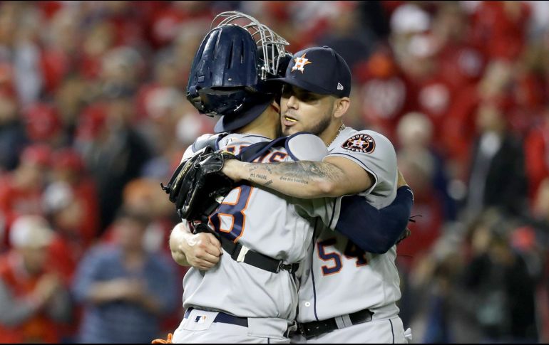 Robinson Chirinos y Roberto Osuna celebran la victoria. El pitcher mexicano lanzó la última entrada y se anotó su primer salvamento en Serie Mundial. AFP/R. Carr