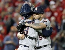 Robinson Chirinos y Roberto Osuna celebran la victoria. El pitcher mexicano lanzó la última entrada y se anotó su primer salvamento en Serie Mundial. AFP/R. Carr