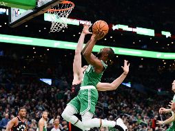 Kemba Walker. La estrella de Boston intenta encestar ante la marca de Marc Gasol. AFP/K. Riley