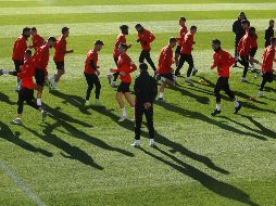 Ante la atenta mirada del “Cholo” Simeone, Héctor Herrera (izquierda) y el Atlético se entrenan de cara al juego ante el Bilbao. EFE/J. Hidalgo