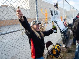 Los trabajadores de General Motors (GM) en EU ratificaron un nuevo contrato laboral con el gigante del automóvil y levantaron su huelga más extensa en casi 50 años. AP/R. Garza