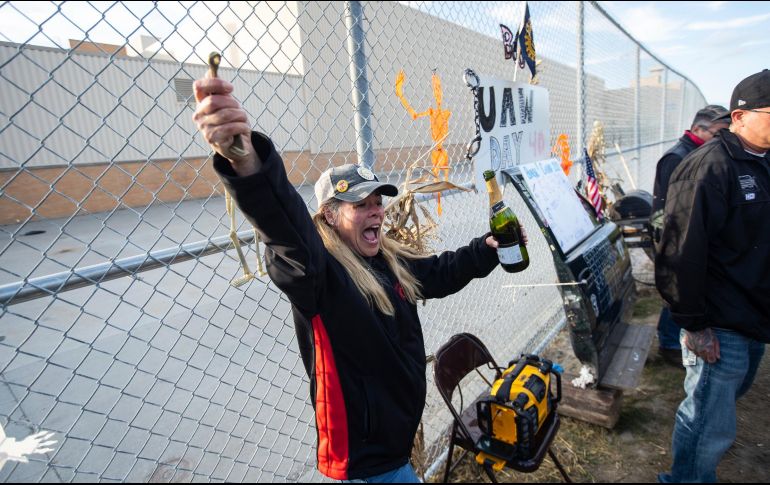 Los trabajadores de General Motors (GM) en EU ratificaron un nuevo contrato laboral con el gigante del automóvil y levantaron su huelga más extensa en casi 50 años. AP/R. Garza