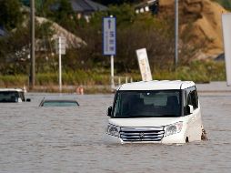 Un total de 15 ríos se desbordaron en la prefectura de Chiba debido a la lluvia, lo que obligó a más de mil 800 personas a evacuar, dice el gobierno de la prefectura. AP / Kyodo News