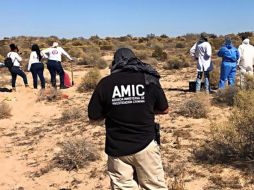 Personal de la Fiscalía realiza el traslado al área pericial, a fin de iniciar los estudios de criminalística y genética, que permitan conocer la causa de muerte, así como el muestreo de ADN que posibilite la identificación. TWITTER / @corneliomontano