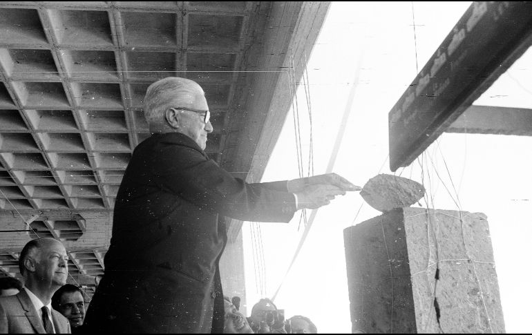 Apoyo. El gobernador Francisco Medina Ascencio colocó un bloque como signo del principio de las obras. EL INFORMADOR