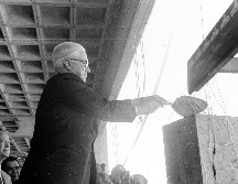 Apoyo. El gobernador Francisco Medina Ascencio colocó un bloque como signo del principio de las obras. EL INFORMADOR