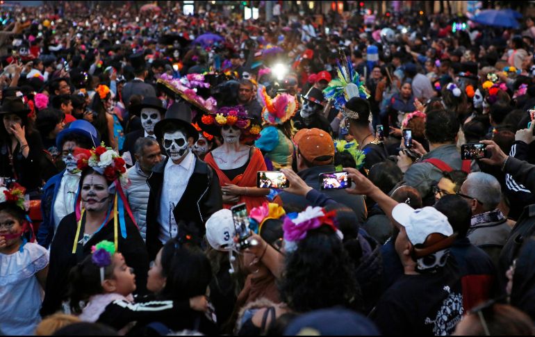 La colorida procesión llega hasta el Zócalo capitalino en medio de una multitud que se muestra asombrada ante las caracterizaciones. AP/G. Riquelme