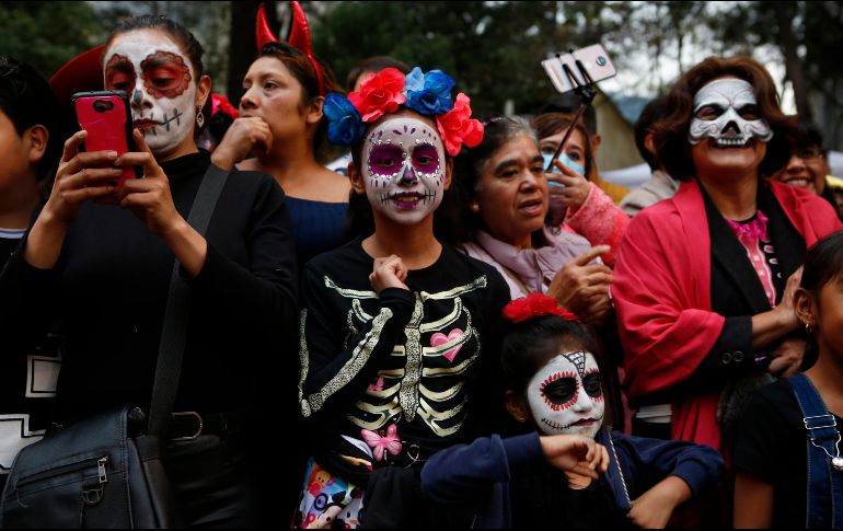 La colorida procesión llega hasta el Zócalo capitalino en medio de una multitud que se muestra asombrada ante las caracterizaciones. AP/G. Riquelme