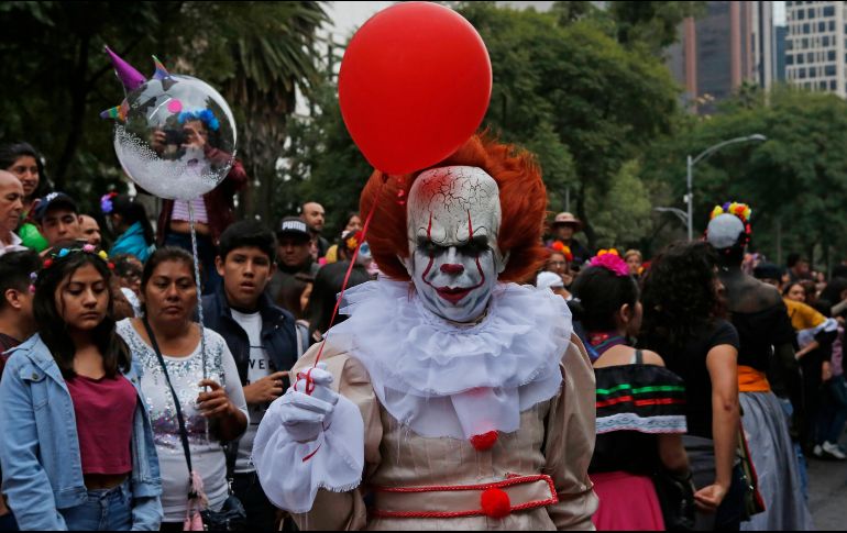 La colorida procesión llega hasta el Zócalo capitalino en medio de una multitud que se muestra asombrada ante las caracterizaciones. AP/G. Riquelme